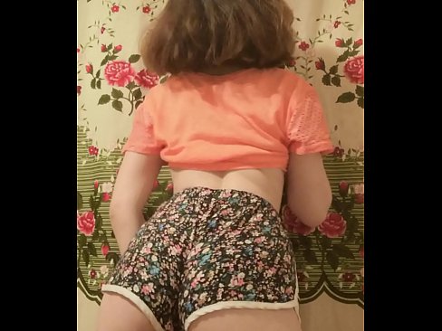 ❤️ Seksīga jauna skaistule izģērbjas no šortiem kamerā ️ Super sekss pie mums ❤