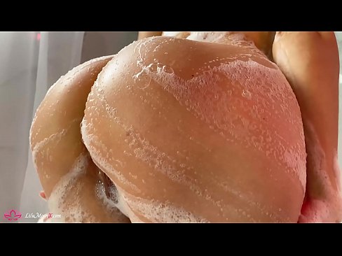 ❤️ Brunete masturbē makstiņu ar vibratoru līdz intensīvam orgasmam dušā ️ Super sekss pie mums ❤