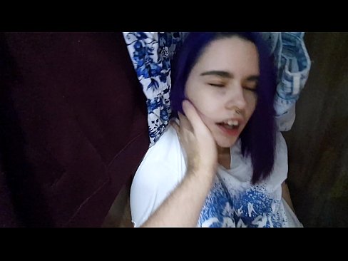 ❤️ Atradu savu māsu skapī un palīdzēju viņai beigt. ️ Super sekss pie mums ❤